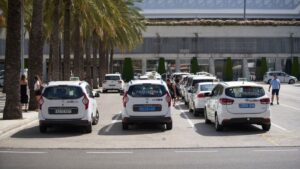 turistas aeropuerto mascarillas