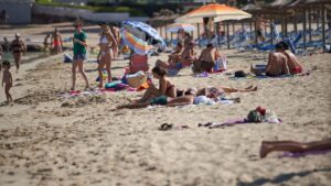 playa turistas ingleses magaluf 2020 coronavirus