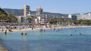 playa turistas ingleses magaluf 2020 coronavirus