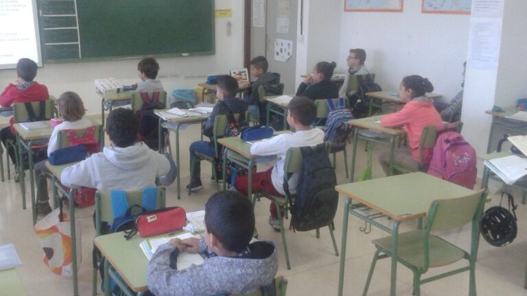aula colegio escuela niños policía