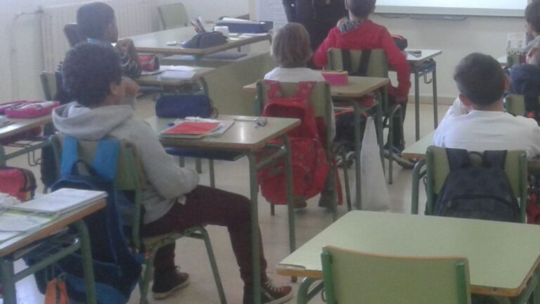 aula colegio escuela niños policía