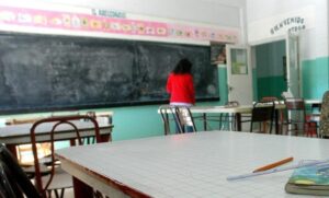 profesor colegio aula vacia docente