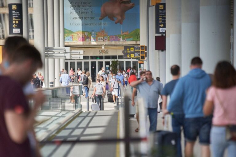 turistas aeropuerto mascarillas