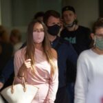 turistas aeropuerto mascarillas