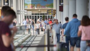 turistas aeropuerto mascarillas