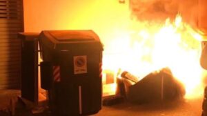 piromano bomberos contenedores incendio palma