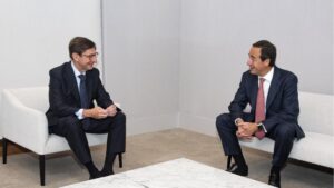 El presidente de Bankia y que ser&aacute; presidente ejecutivo de la nueva entidad, Jos&eacute; Ignacio Goirigolzarri (i), y el consejero delegado de CaixaBank y que ser&aacute; consejero delegado de la nueva entidad, Gonzalo Gort&aacute;zar, - Caixabank y Bankia