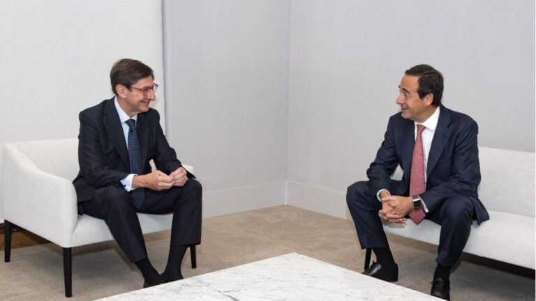 El presidente de Bankia y que será presidente ejecutivo de la nueva entidad, José Ignacio Goirigolzarri (i), y el consejero delegado de CaixaBank y que será consejero delegado de la nueva entidad, Gonzalo Gortázar, - Caixabank y Bankia