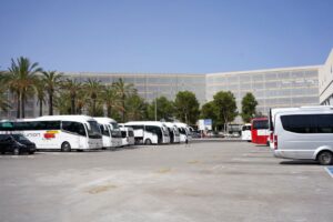 turistas aeropuerto mascarillas