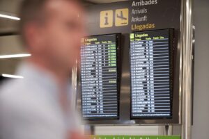 turistas aeropuerto mascarillas