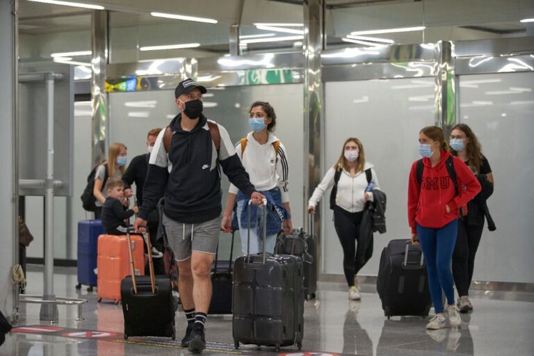 turistas aeropuerto mascarillas