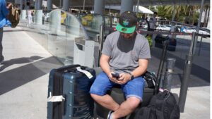 turistas aeropuerto mascarillas