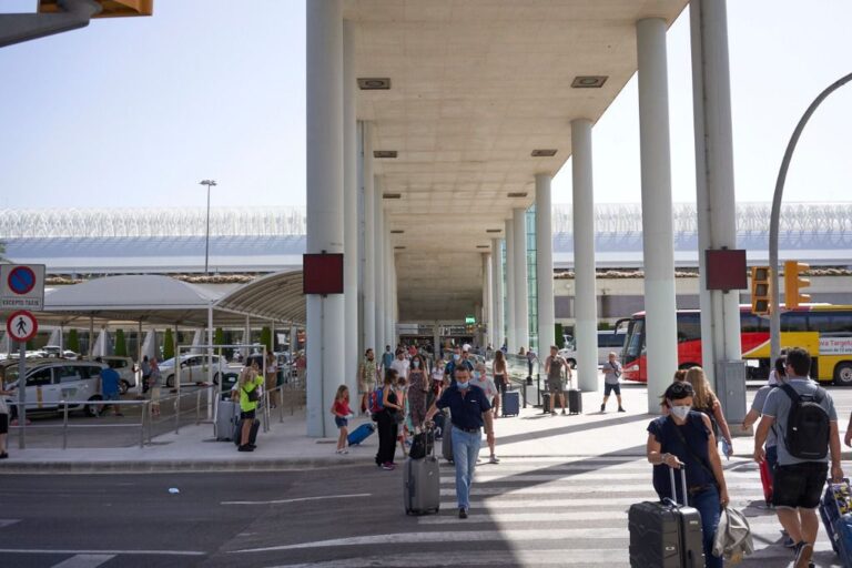 turistas aeropuerto mascarillas