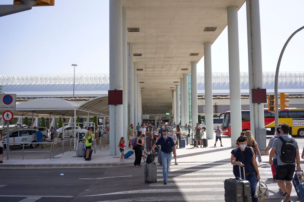 turistas aeropuerto mascarillas