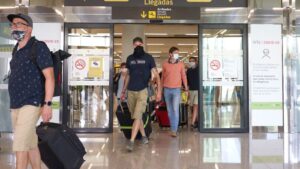 turistas aeropuerto mascarillas