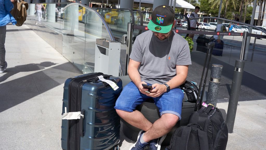 turistas aeropuerto mascarillas