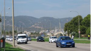 coches trafico cielo sol calor buen tiempo