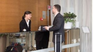 recepcion hotel trabajo turismo trabajador