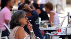 Fumar en terrazas: siete de cada diez espa&ntilde;oles apuestan por la concienciaci&oacute;n frente a la prohibici&oacute;n