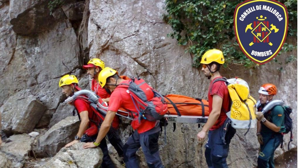 Bombers rescate montaña