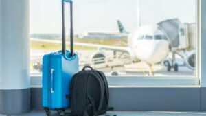 turismo viajeros aeropuerto maleta