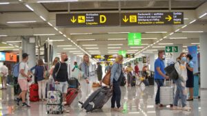 turistas aeropuerto mascarillas