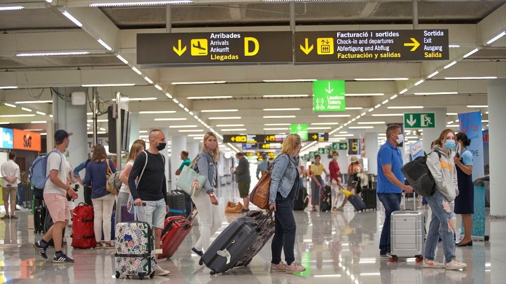 turistas aeropuerto mascarillas
