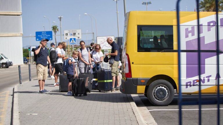 turistas aeropuerto mascarillas