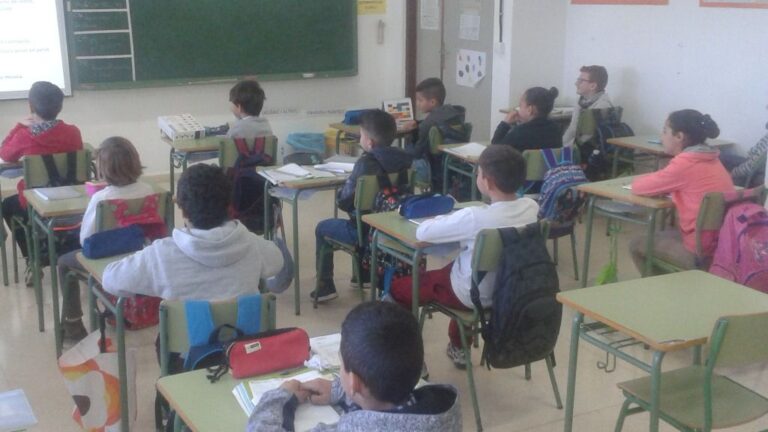 aula colegio escuela niños policía