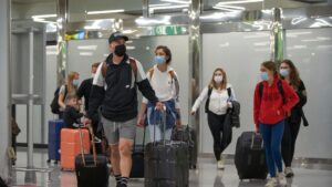 turistas aeropuerto mascarillas