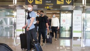 turistas aeropuerto mascarillas