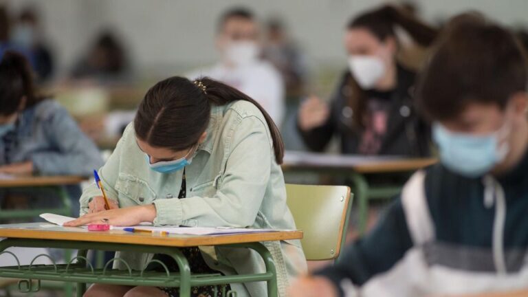 alumnos aula escuela estudiantes