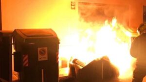 piromano bomberos contenedores incendio palma