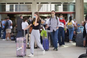 turistas aeropuerto mascarillas