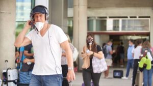 turistas aeropuerto mascarillas