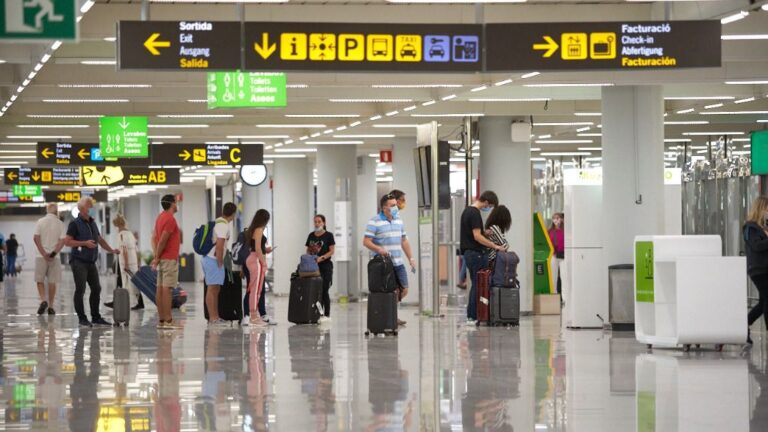 turistas aeropuerto mascarillas