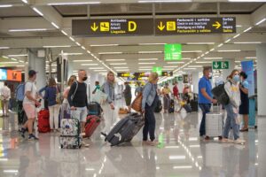 turistas aeropuerto mascarillas