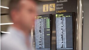 turistas aeropuerto mascarillas