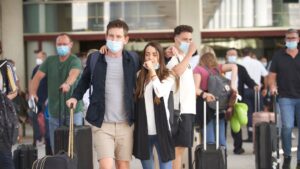 turistas aeropuerto mascarillas
