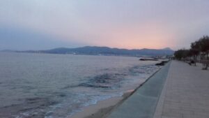 playa turistas calor puesta sol