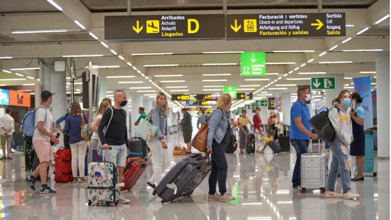 turistas aeropuerto mascarillas