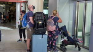 turistas aeropuerto mascarillas