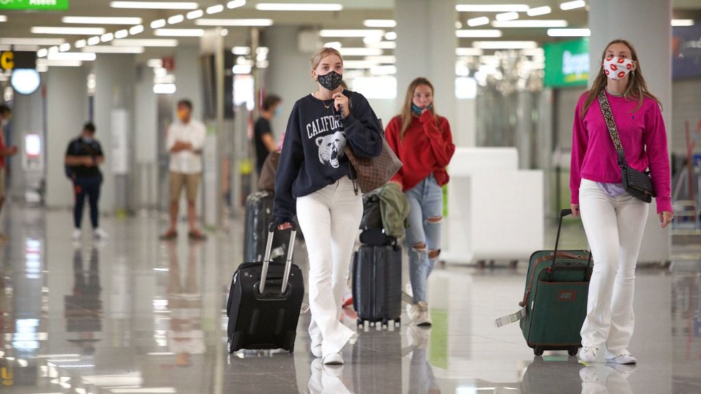 turistas aeropuerto mascarillas