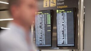 turistas aeropuerto mascarillas