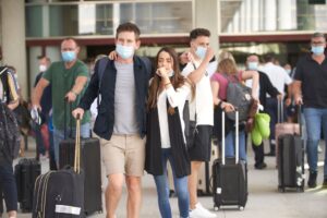 turistas aeropuerto mascarillas
