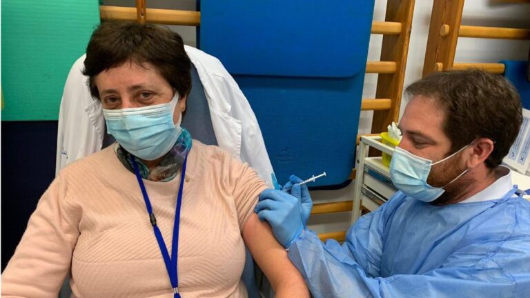 La gerente, Catalina Vadell, en el momento de recibir la inyección
