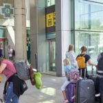 turistas aeropuerto mascarillas