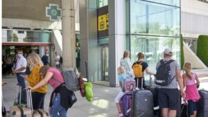 turistas aeropuerto mascarillas