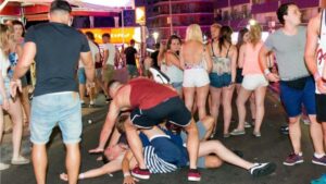 Magaluf fiesta j&oacute;venes