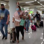turistas mascarilla coronavirus aeropuerto